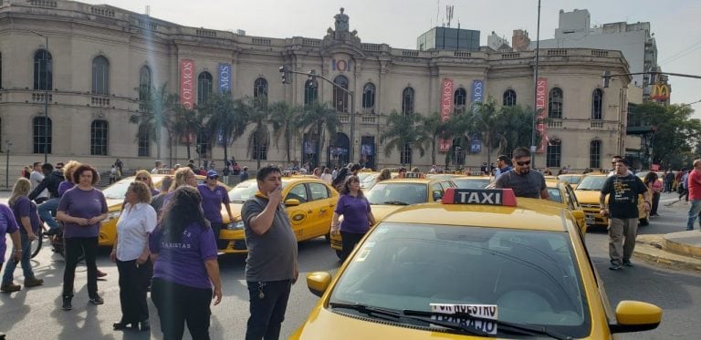 Marcha de taxistas y remiseros.