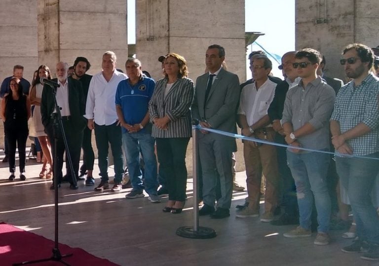 El Propileo del Monumento Nacional a la Bandera fue el sitio elegido para la firma del acta de asunción. (@belitaonline)