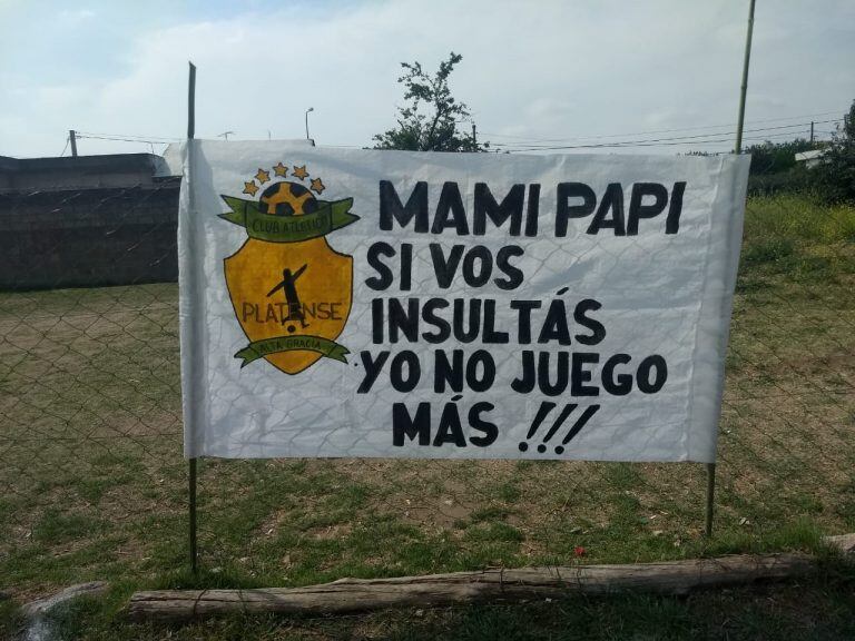 Los niños le dejaron un mensaje a sus padres en la cancha.