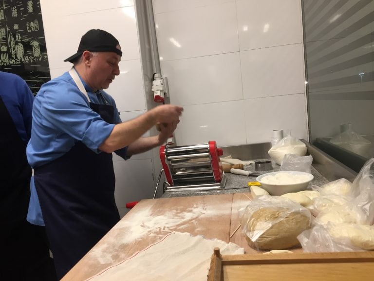 Roberto Ottini elaborando pastas en Lucca.