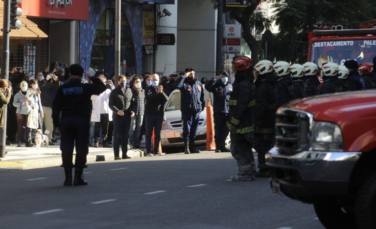 "Sirenazo" conmovedor en Villa Crespo en homenaje a los dos bomberos fallecidos durante el incendio de la perfumería "Pigmento". (Clarín)