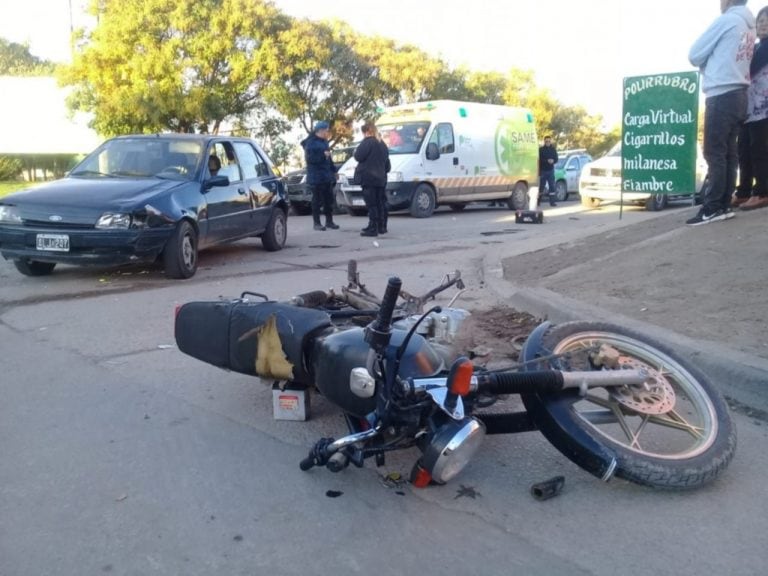 Dos heridos en un choque entre una moto y un auto