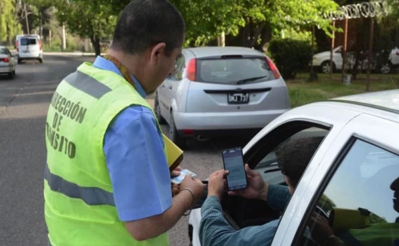 El carnet de conducir digital es válido en la ciudad de Córdoba y Caminera provincial lo reconoce.