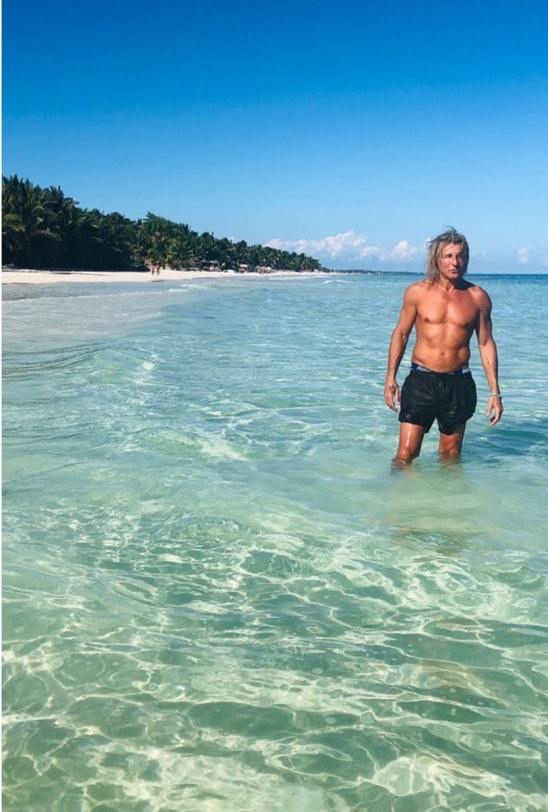 Claudio Caniggia en las playas de México.