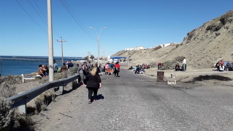 Unos 30 docentes obstruyen el ingreso a la Playa de Tanques.