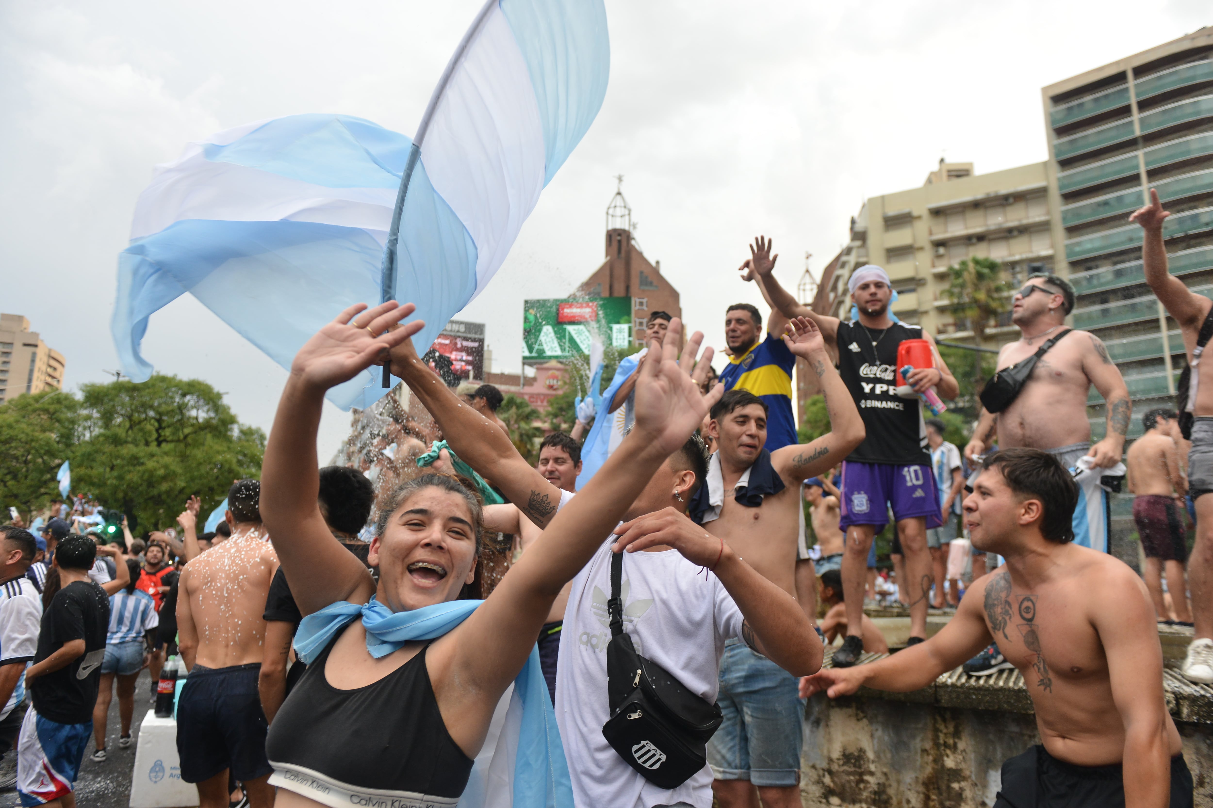 Los hinchas argentinos de la cabeza en Patio Olmos. (Jose Gabriel Hernández)