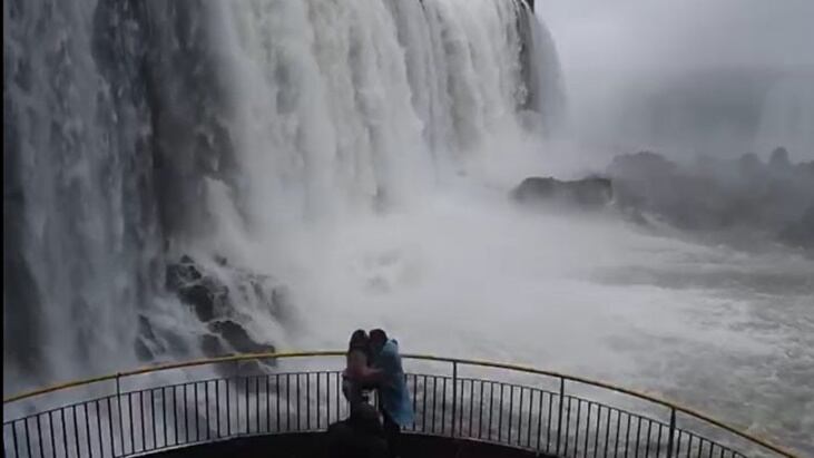 Cataratas del Iguazú en su máximo esplendor: más de dos millones de litros de agua por segundo.