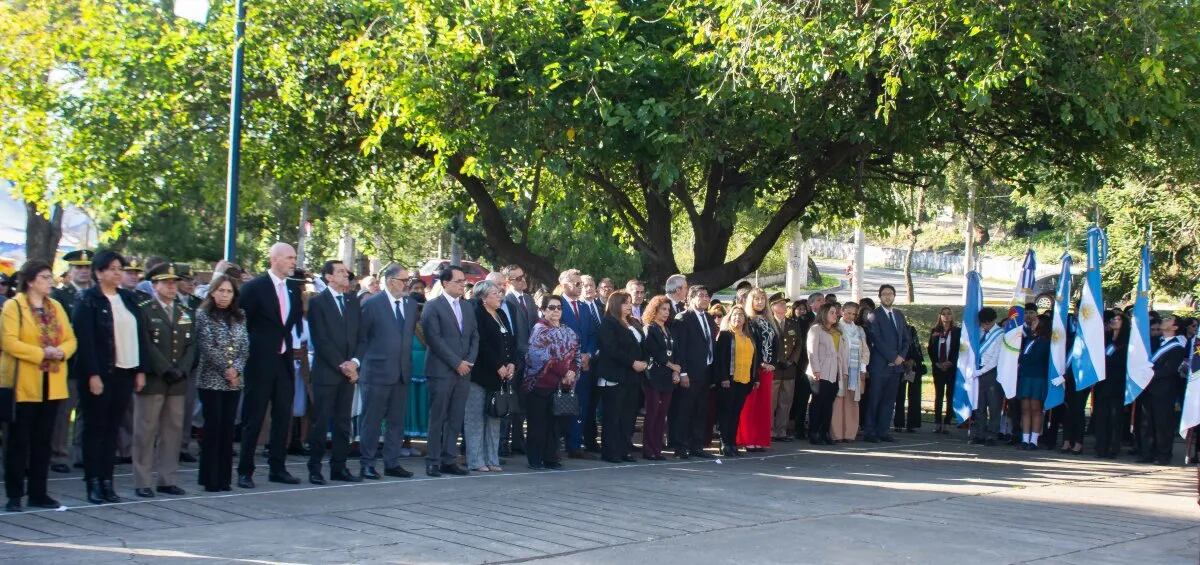 Autoridades provinciales y municipales encabezaron la ceremonia en la plazoleta "Francisco de Argañaraz y Murguía" en recordación de la fundación de la capital jujeña, ocurrida el 19 de abril de 1593.