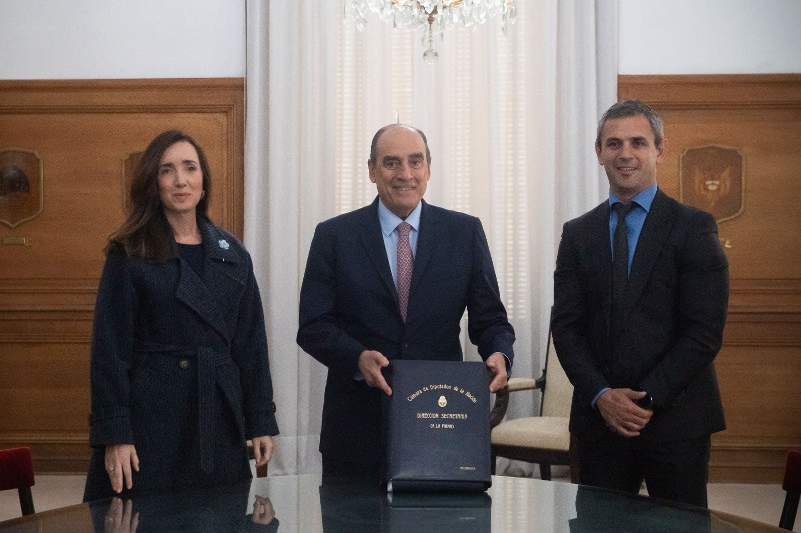 El jefe de Gabinete, Guillermo Francos, junto a la vicepresidenta Victoria Villarruel y el titular de Diputados, Martín Menem, con la Ley Bases sancionada (Foto: Jefatura de Gabinete)