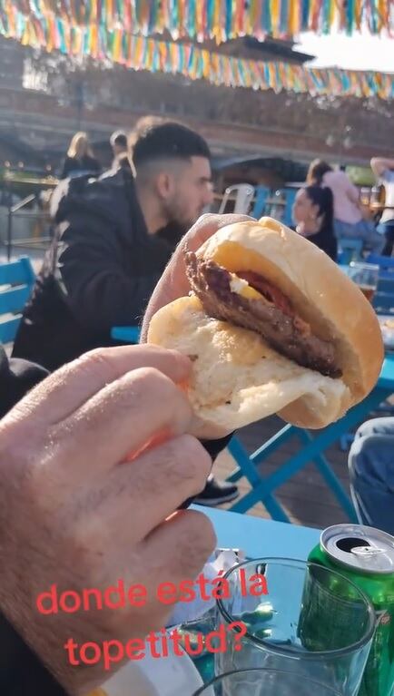 Fueron a comer hamburguesas por Palermo y quedaron decepcionados: “¿Dónde está la topetitud?”