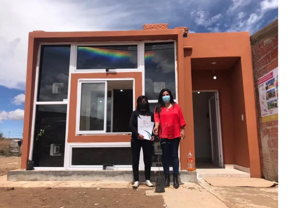 Elisa Méndez, propietaria de la vivienda sustentable construida en La Quiaca, junto a Irma Padilla, coordinadora de Gestión Territorial de la Secretaría de Ordenamiento Territorial  de Jujuy.