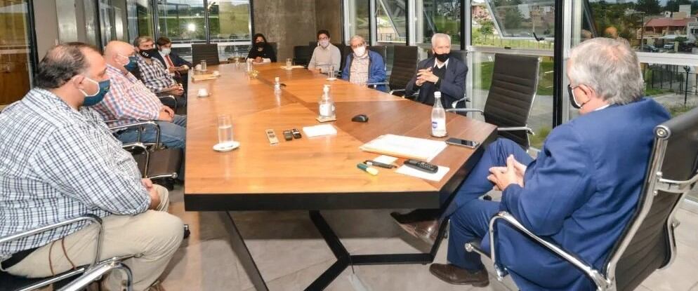 El gobernador Gerardo Morales escucha al presidente de la Cámara del Tabaco de Jujuy, Pedro Pascuttini, durante la reunión mantenida con los productores.