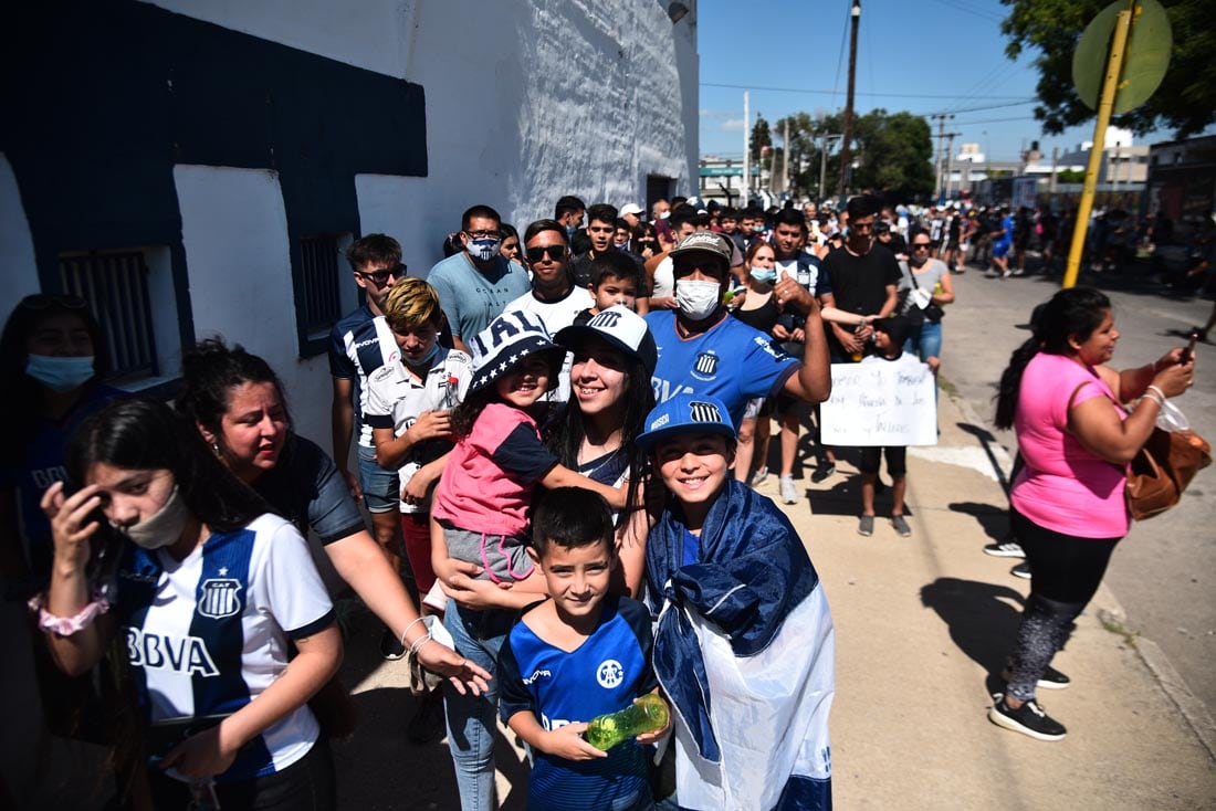 Hinchas de Talleres en la Boutique de Barrio Jardín esperan ver el ultimo entrenamiento  del equipo antes del viaje   a Santiago del Estero. (Pedro Castillo /La Voz)