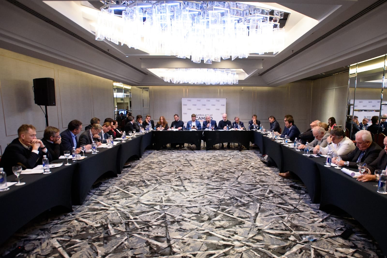 Cumbre de Juntos por el Cambio con economistas en el barrio porteño de Retiro