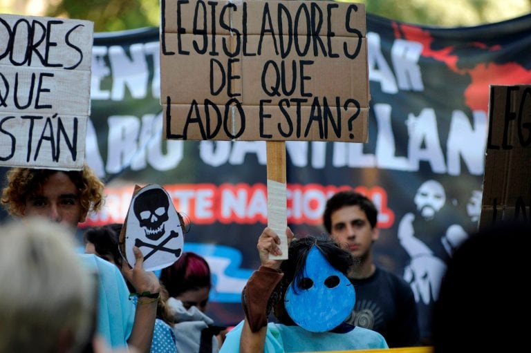 Miles de personas festejaron en la puerta de la Legislatura de Mendoza. (Andres Larrovere / AFP)