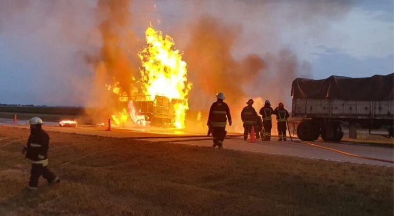 Incendio en la autopista Córdoba - Rosario (Bomberos de Villa María).