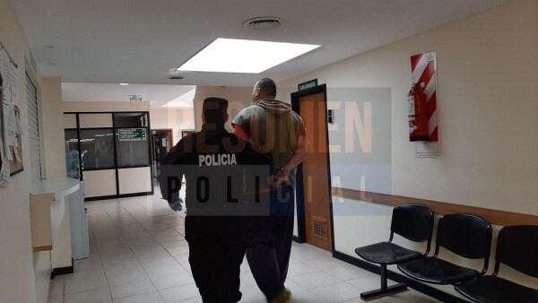 El detenido Tkachiemko siendo trasladado en tribunales. Foto: Resumen Policial.