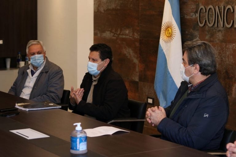 Covid en Villa Santa Rosa: (de izq a der: Dr Norberto Juárez, director del Hospital Regional; Dr. Carlos Negro, director general de hospitales provinciales del interior de Córdoba; y Víctor Kieffer, intendente municipal