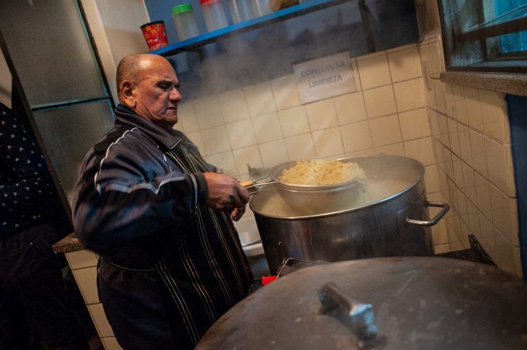 Federico y su mujer llegan a las 13 para empezar a cocinar las raciones que se repartirán en la noche. (Patricio Murphy / Vía Rosario)