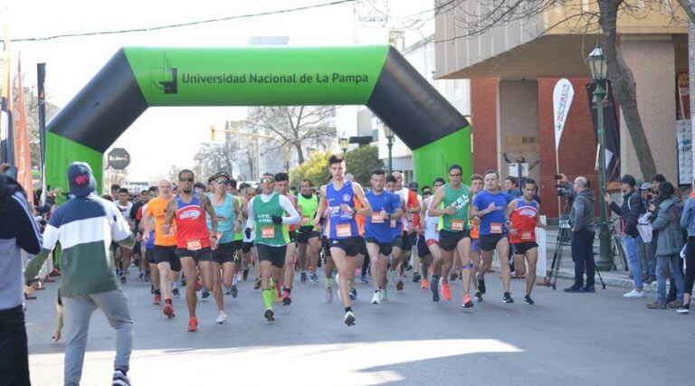 La largada de la maratón de 7 kilómetros (Vía Santa Rosa)