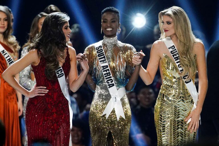 Madison Anderson, de Puerto Rico, Zozibini Tunzi, de Sudáfrica, y Sofia Aragon, de México, las tres finalistas del certamen.  (REUTERS/Elijah Nouvelage)