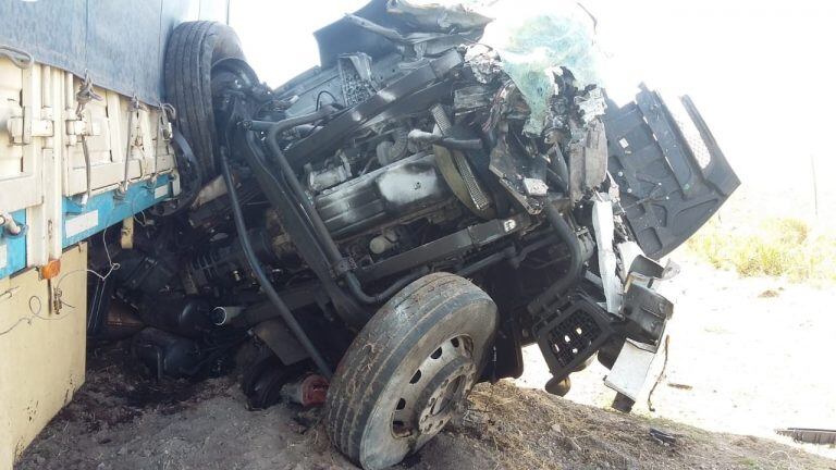 La camioneta quedó destruída tras el impacto frontal