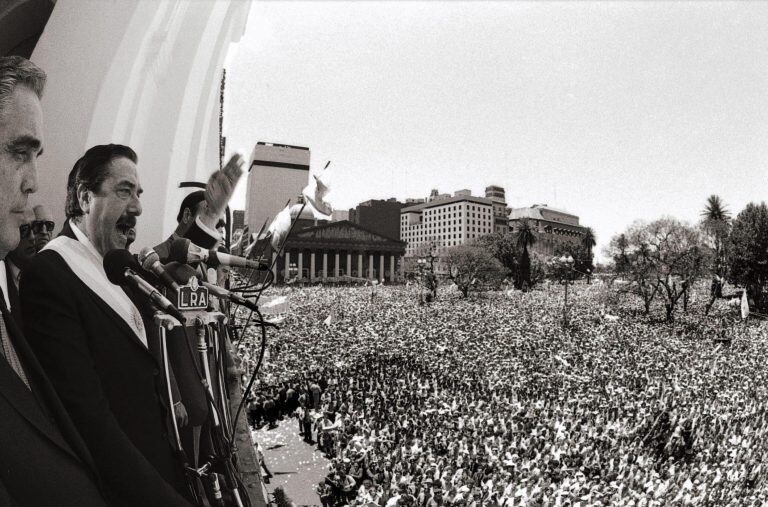 Fotografía de archivo del 10 de diciembre de 1983 del expresidente argentino Raúl Alfonsín, durante un discurso desde el Cabildo frente a la Plaza de Mayo, en Buenos Aires. (EFE/Presidencia Argentina)