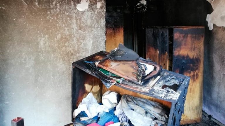 Una familia sufrió importantes pérdidas tras incendiarse su hogar en Paraná