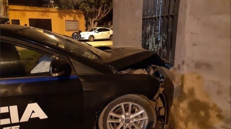 Patrullero chocó contra el frente de una casa. (Rosario3)