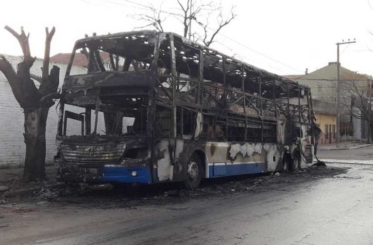 Se incendió un colectivo de El Rápido en Mar del Plata