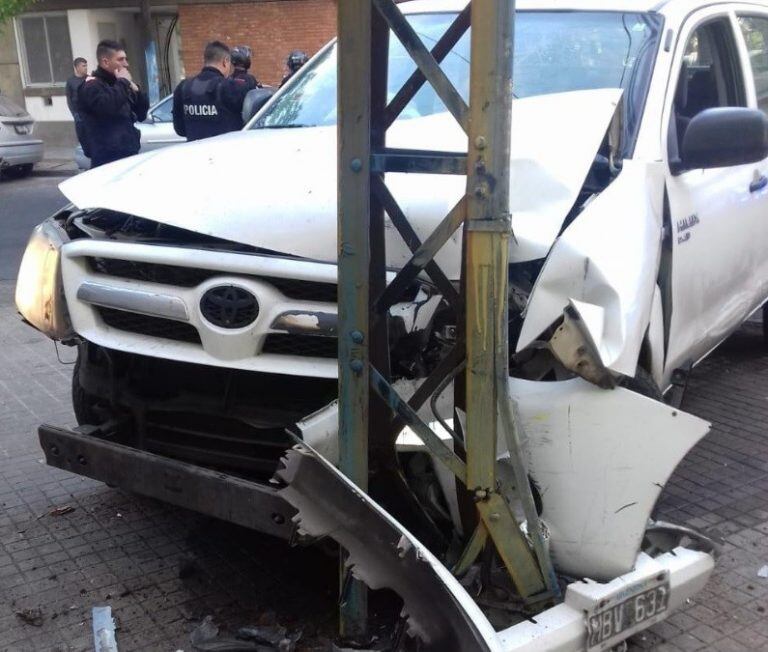 La camioneta terminó su alocada carrera en una columna de Rioja y Castellanos, antes, impactó varios autos estacionados. (@de12a14)