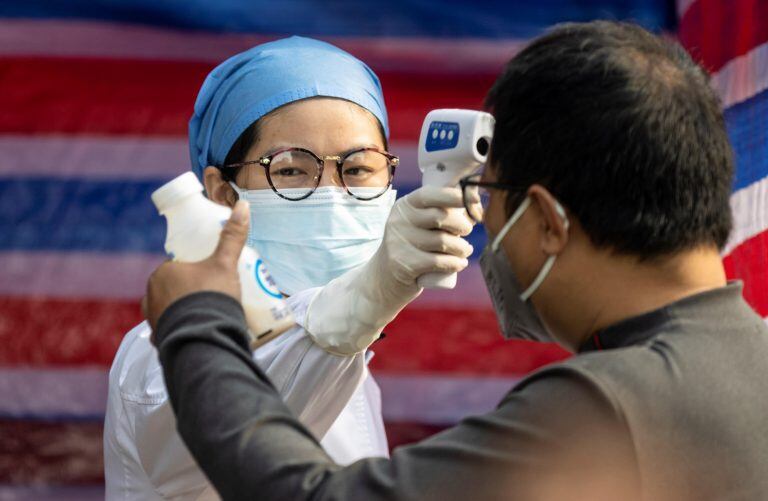 Quienes trabajan directamente con personas contagiadas sí deben usar mascarillas (Foto: Alex Plavevski/EFE)