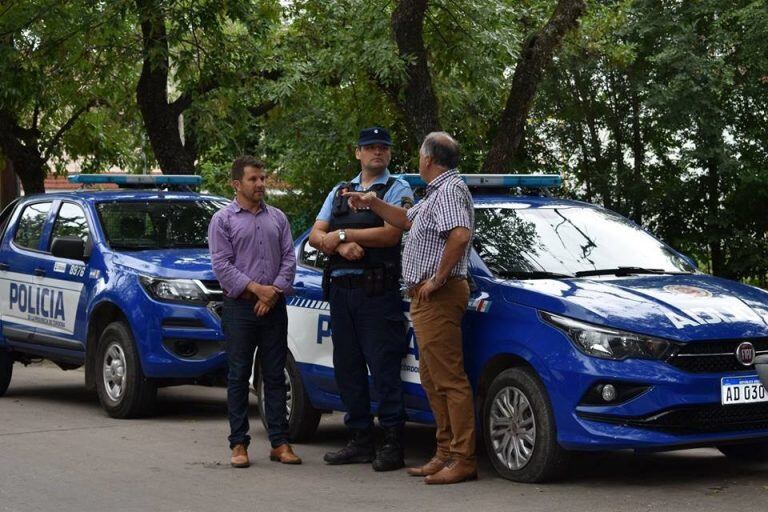 El intendente Chavero junto al secretario de Asuntos Institucionales Luciano Torres y representante de la Policía en momentos de la presentación.