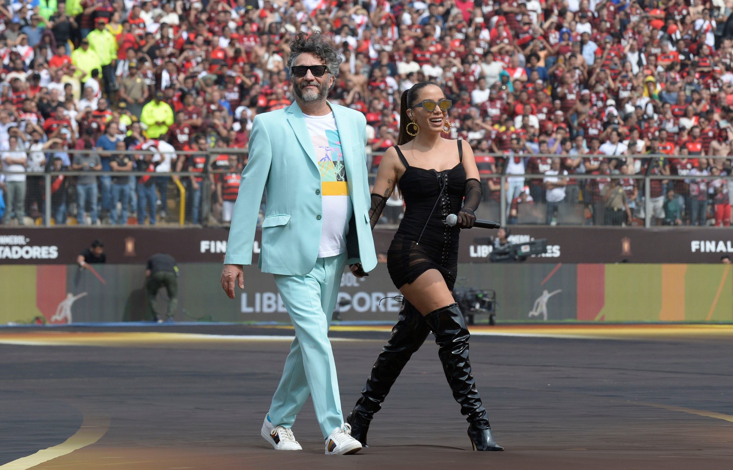  Fito Páez junto con Anitta en la previa de la Copa Libertadores 2019. (foto: AFP)