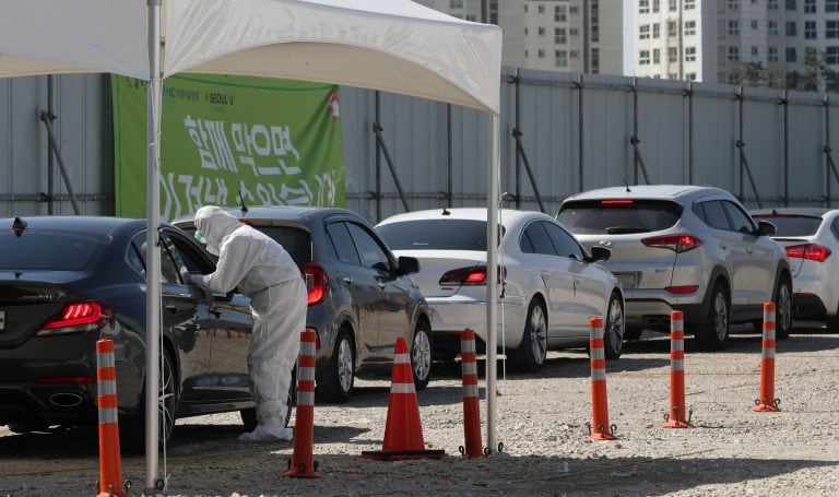 Conductores esperan en línea para someterse a los estudios EFE/EPA/YONHAP SOUTH KOREA OUT