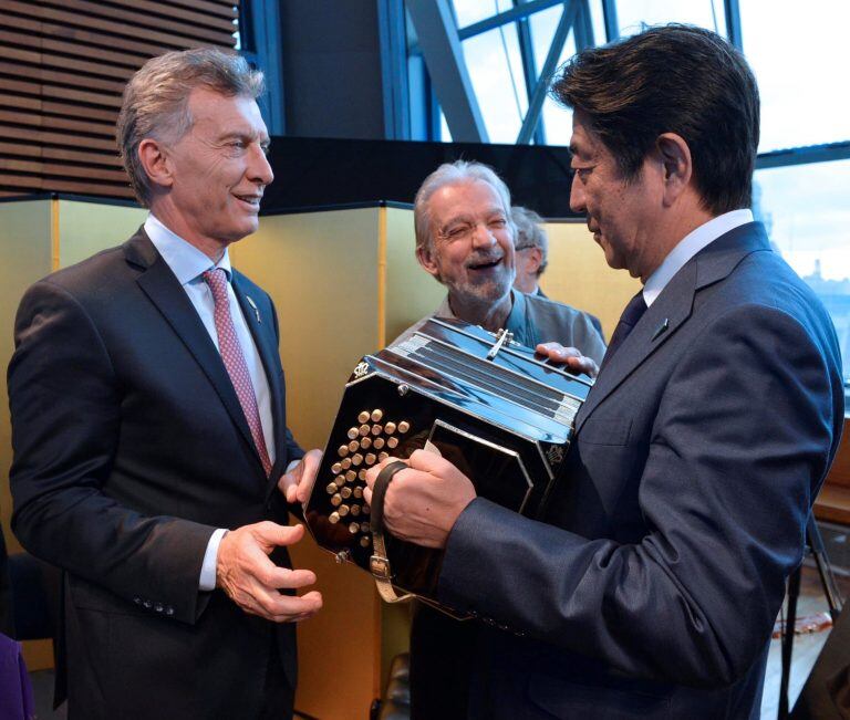 El Primer Ministro de Japón, Shinzo Abe sostiene un "bandoneón" junto al Presidente de Argentina, Mauricio Macri, durante una reunión en el Centro Cultural Kirchner (Federico Mellado, AFP).