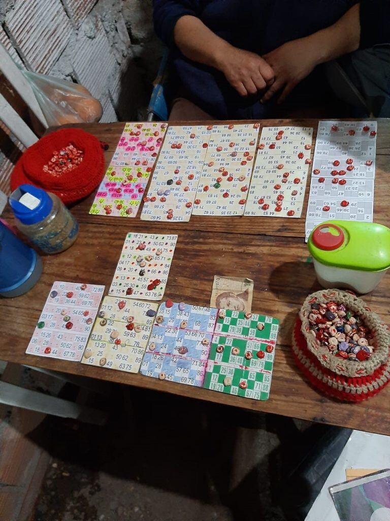 Mujeres detenidas por jugar a la loteria.