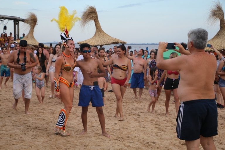 Comparsa Marí Marí en playas de  Ñandubaysal
Crédito: Prensa Ñandubaysal