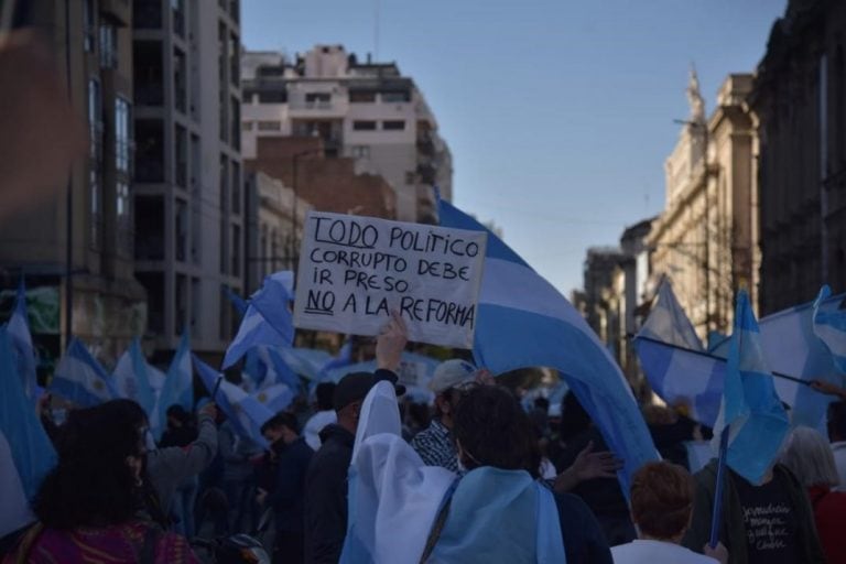 Los manifestantes llevaron distintos reclamos contra el Gobierno, sobre todo en contra de la reforma judicial.