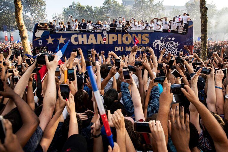 La Selección de Francia recorre París con la Copa del Mundo. Foto: EFE.