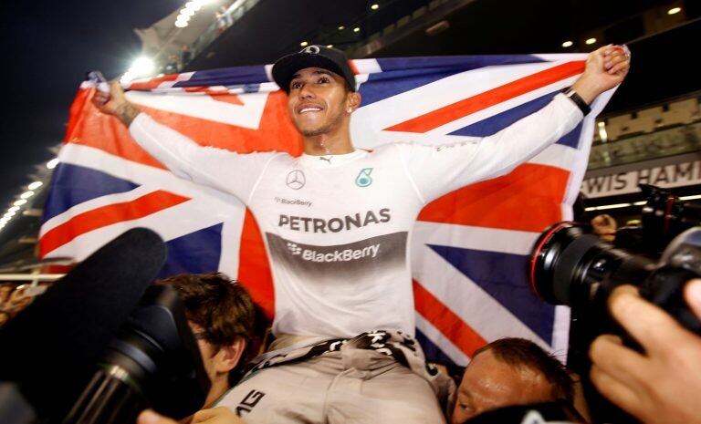 En 2014 el piloto celebraba el título con la bandera brtitánica. (Foto: REUTERS/Caren Firouz)