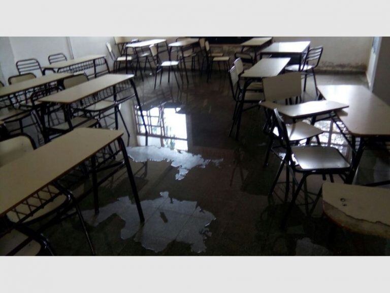 Por un fuerte temporal, se inundó una escuela en San Juan.