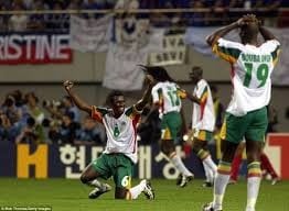 Ex colonia francesa, Senegal debutó en la Copa 2002. En sus filas, 21 de los 23 convocados jugaban en la liga Francesa, mientras que en el campeón Francia sólo cinco lo hacían en su liga. Ganó Senegal 1-0, sorpresa Mundial.