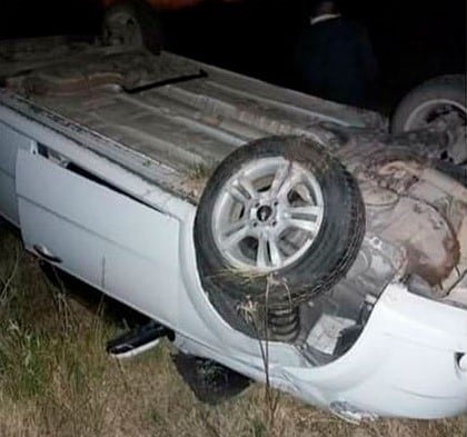 En la huída, un Chevrolet Aveo volcó