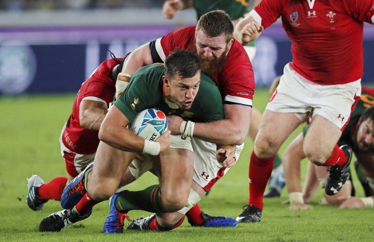 Handre Pollard es tacleado por Jake Ball durante el partido. El apertura sudafricano fue autor de la mayoría de los puntos de su equipo (14) (Foto: EFE).