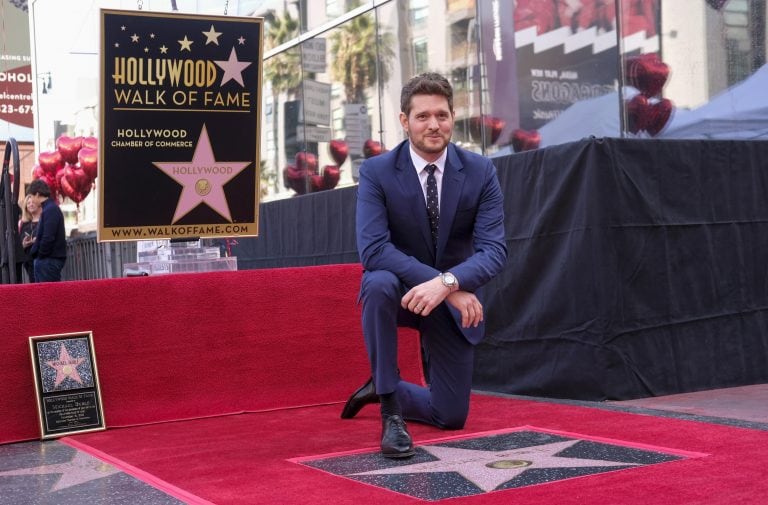 El cantante Michael Buble recibió su estrella en el Paseo de la Fama de Hollywood. (DPA)