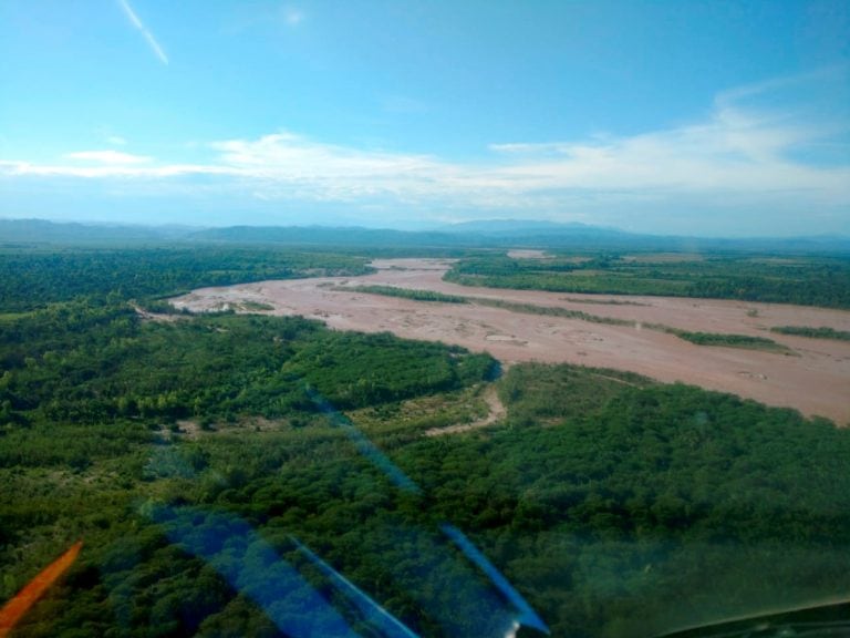 Crecida del Río Bermejo este domingo por la tarde.. (Gendarmería Nacional)