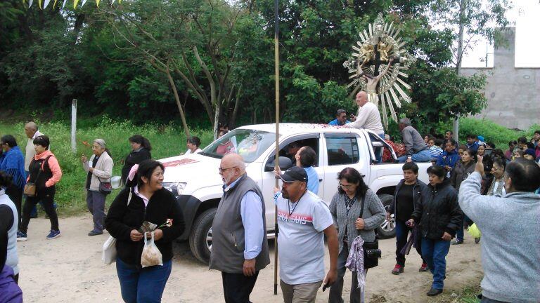 Minutos después de las nueve de la mañana hizo su ingreso al sector de Campo Verde la caravana con los santos patronos.