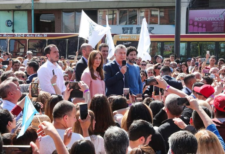 El presidente Mauricio Macri habla este miércoles durante un acto junto a la gobernadora de la provincia de Buenos Aires, María Eugenia Vidal, en la localidad de Florencio Varela. Crédito: EFE/Presidencia Argentina.