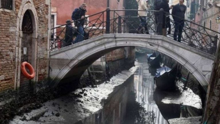 Los canales de distritos como San Polo y Santa Croce se han vaciado y esto representa un problema para los gondoleros y otras embarcaciones (Foto: Gentileza La Repubblica)